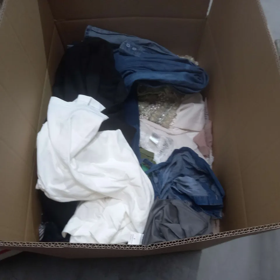 LARGE QUANTITY OF ASSORTED CLOTHING ITEMS TO INCLUDE COS, BOOHOO AND AUTOGRAPH