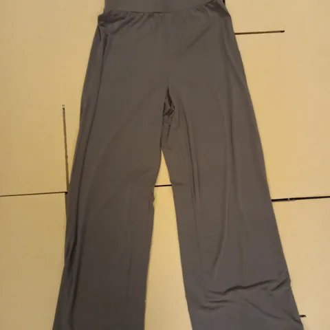 BOX OF APPROXIMATELY 8 D&CO KHAKI WIDE LEG TROUSERS SIZE XS