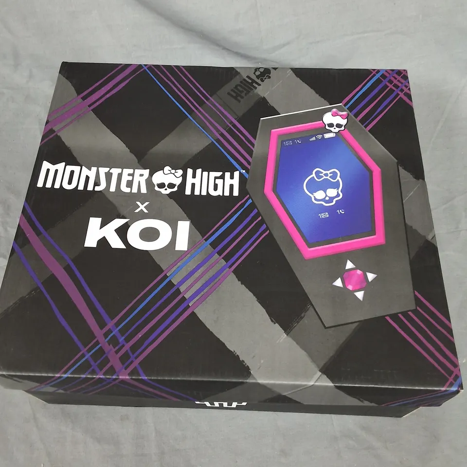 BOXED KOI MONSTER HIGH GHOULIA YELPS GORE-GEOUS PLATFORM BOOTS IN BLACK -UK6