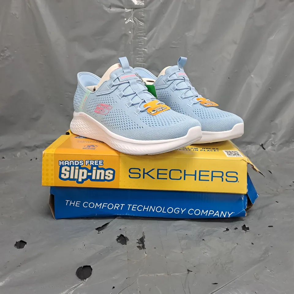 BOXED PAIR OF SKECHERS SLIP ON SHOES IN LIGHT BLUE/ PINK SIZE UK 6