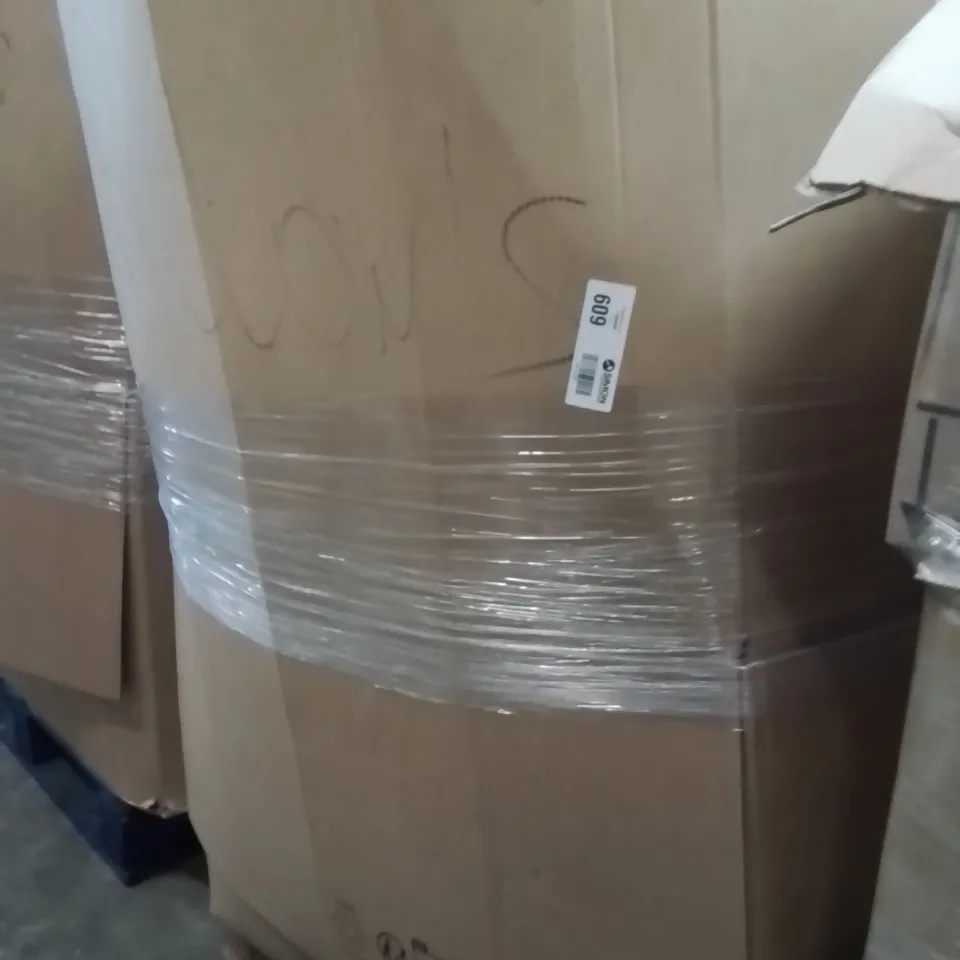 PALLET CONTAINING A LARGE QUANTITY OF PILLOWS