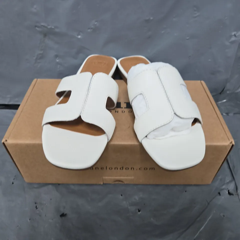 BOXED PAIR OF DUNE LONDON SMART SLIDE IN WJITE LEATHER - SIZE 6
