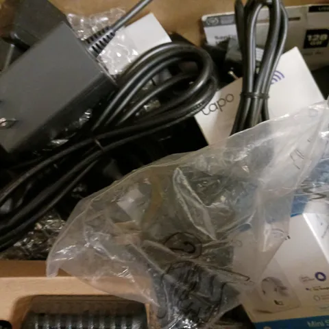 BOX OF APPROXIMATELY 20 ASSORTED LOOSE EU ELECTRICAL ITEMS