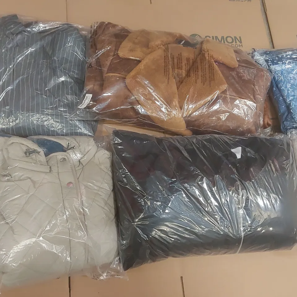 PALLET CONTAINING APPROXIMATELY 100x BRAND NEW ASSORTED DESIGNER CLOTHING ITEMS INCLUDING: JD WILLIAMS JACKETS, SIMPLY BE JACKETS, SIMPLY BE BLAZER ECT