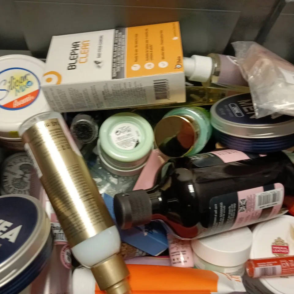 APPROXIMATELY 15 ASSORTED COSMETICS ITEMS TO INCLUDE SOAP & GLORY FRAGRANCE, GARNIER SMOOTH & SHINE CONDITIONER, BAYLIS & HARDING BATH SOAK, ETC