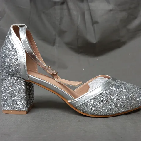 BOXED PAIR OF DESIGNER POINTED TOE BLOCK HEEL SHOES IN METALLIC SILVER W. GLITTER EFFECT EU SIZE 38