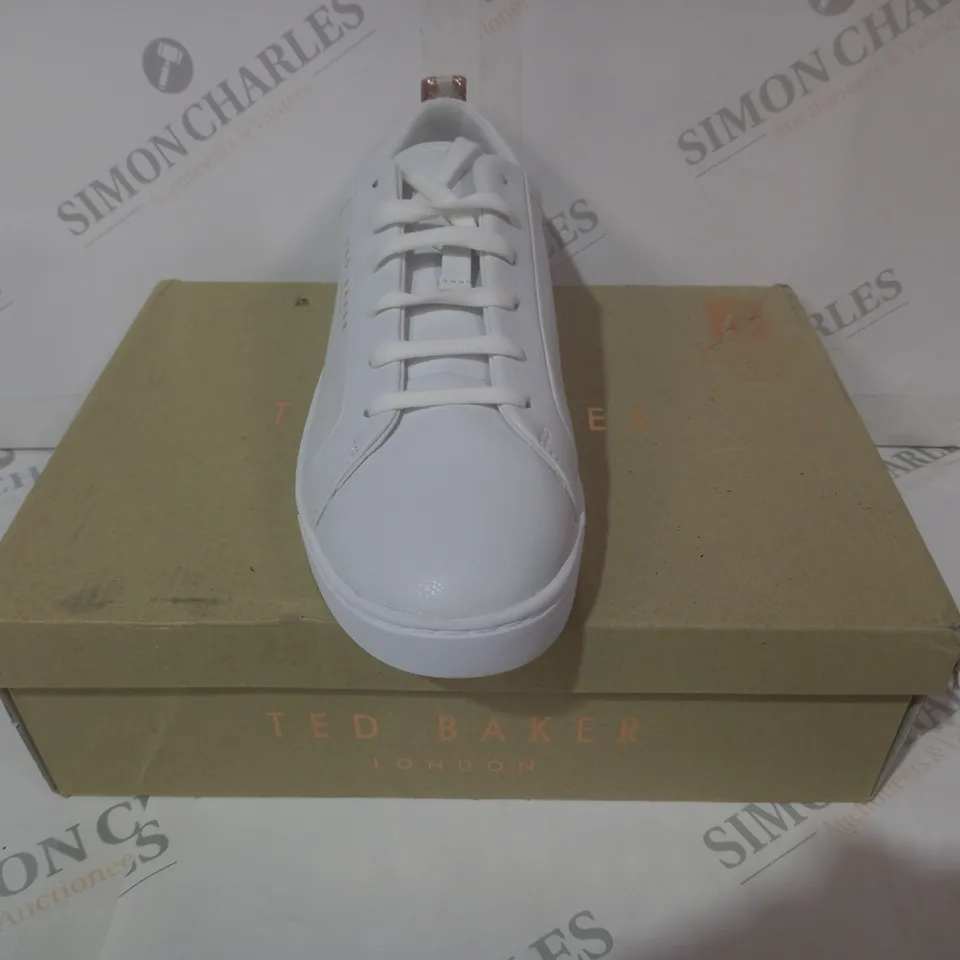 BOXED PAIR OF TED BAKER LONDON SHOES IN WHITE UK SIZE 8