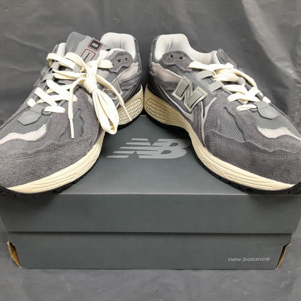 BOXED PAIR OF NEW BALANCE 1906 TRAINERS IN GREY SIZE UK 10.5