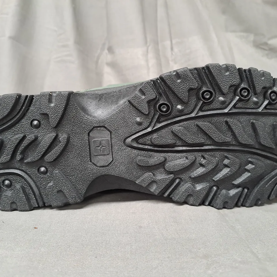 BOXED PAIR OF MOUNTAIN WAREHOUSE ADVENTURER WATERPROOF HIKING BOOTS IN GREEN UK SIZE 11