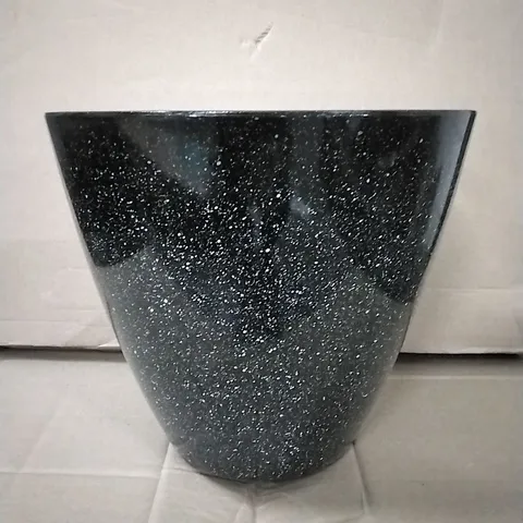 ALEXAUNDREA POT PLANTER 