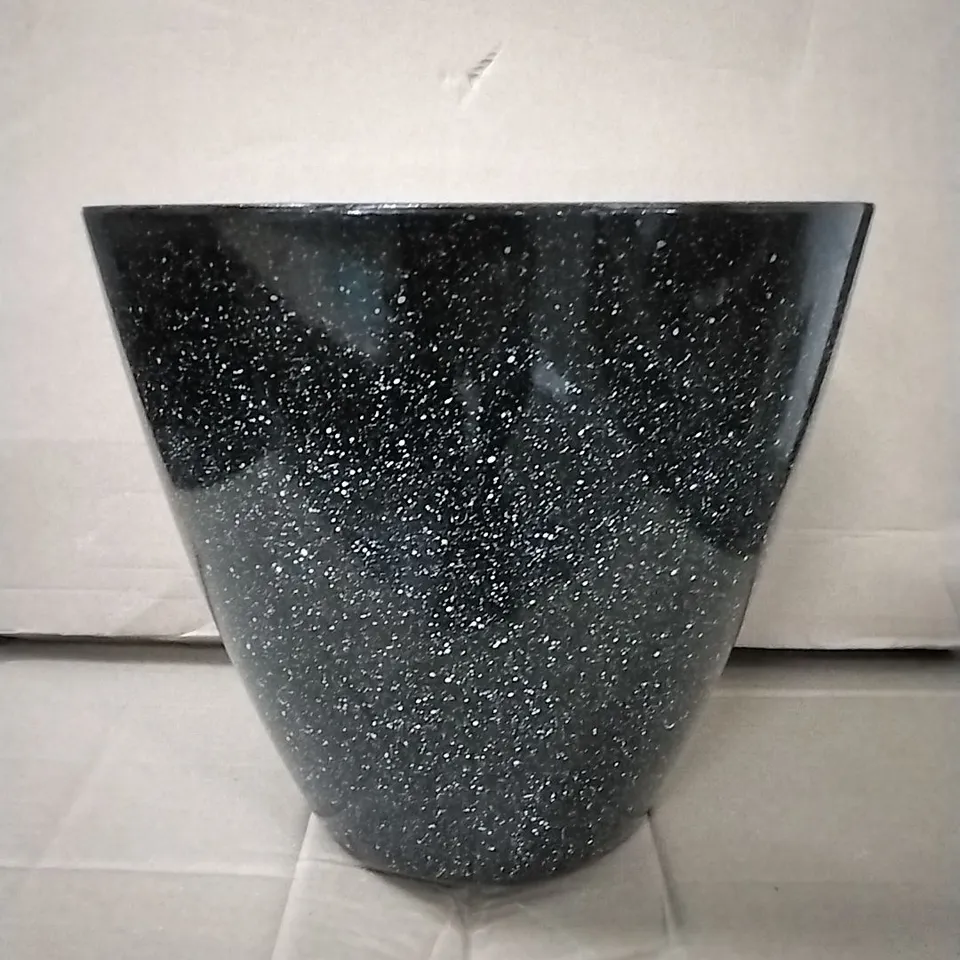 ALEXAUNDREA POT PLANTER 