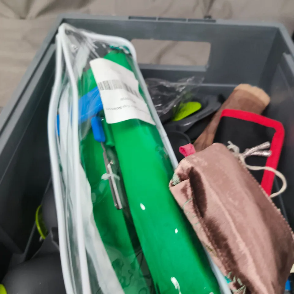 APPROXIMATELY 12 ASSORTED HOUSEHOLD ITEMS INCLUDING SCISSORS , RIDGID COPPER TUBING CUTTER AND KIMURA PRUNING SAW