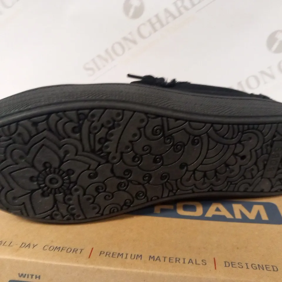 BOXED BOBS FROM SKETCHERS WITH MEMORY FOAM SIZE 2.5