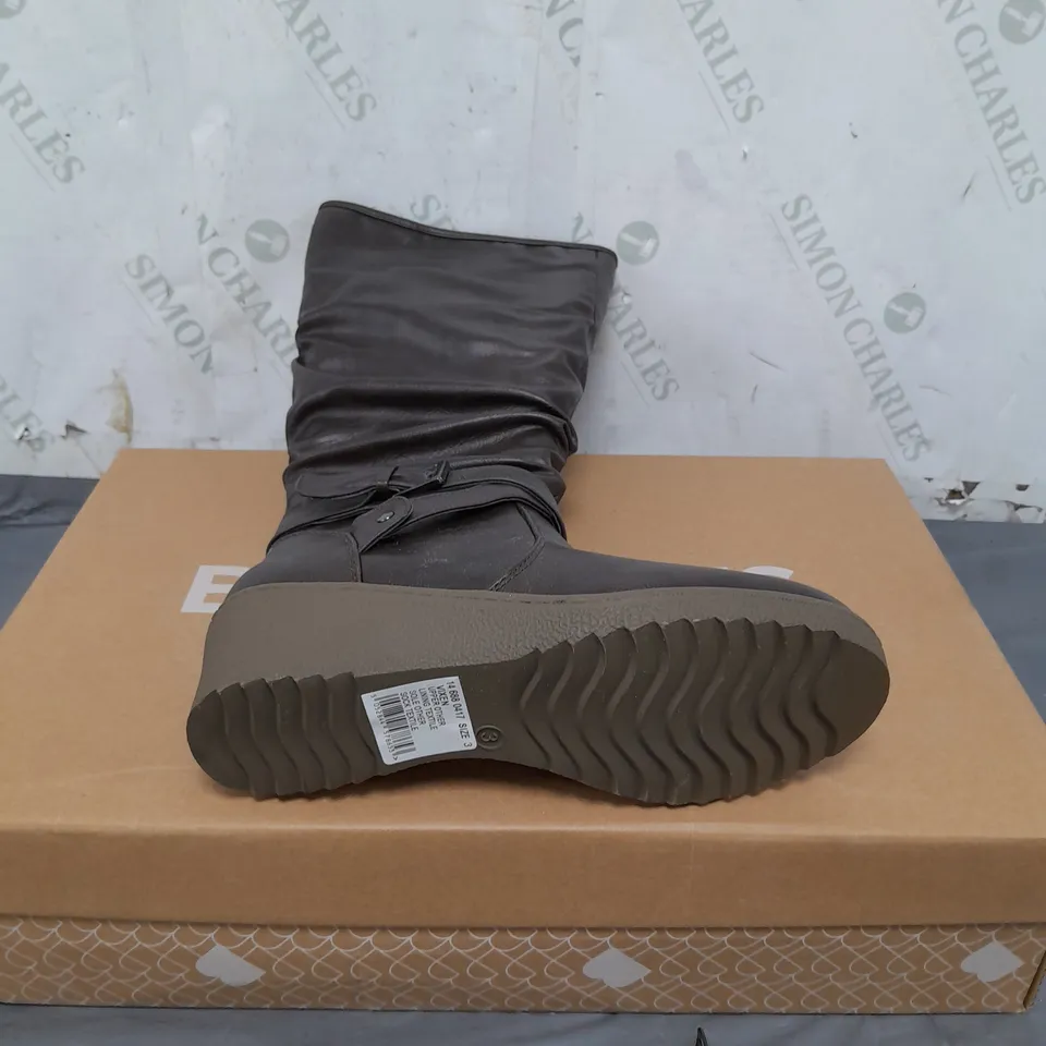 BOX OF APPROXIMATELY 8 BARRATTS STRAP AND ROUCHE WEDGE HIGH BOOTS SIZE 3
