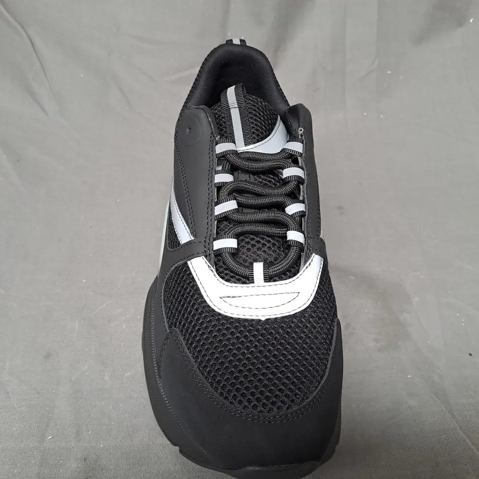 PAIR OF DIOR SHOES IN BLACK/GREY EU SIZE 44