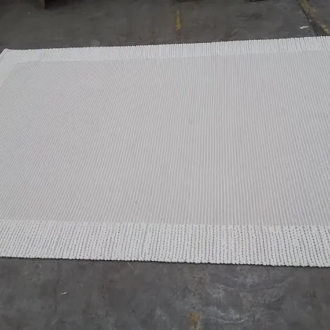 QUALITY DESIGNER AREA RUG // APPROX SIZE: 200 X 300