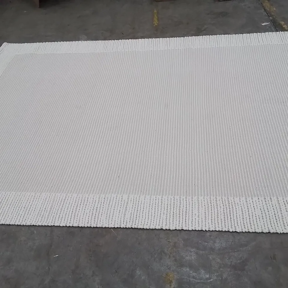 QUALITY DESIGNER AREA RUG // APPROX SIZE: 200 X 300