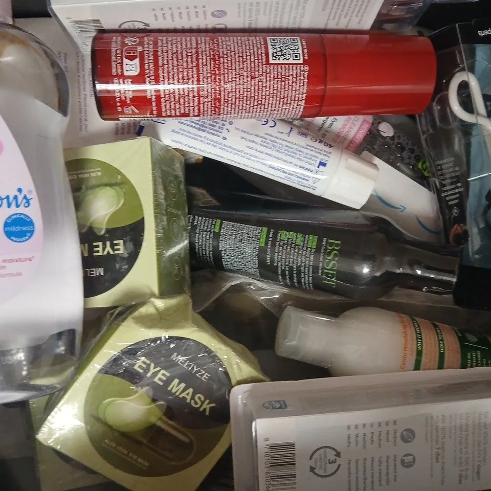 APPROXIMATELY 15 ASSORTED COSMETIC ITEMS INCLUDING VARIOUS MAKES AND BRANDS - COLLECTION ONLY
