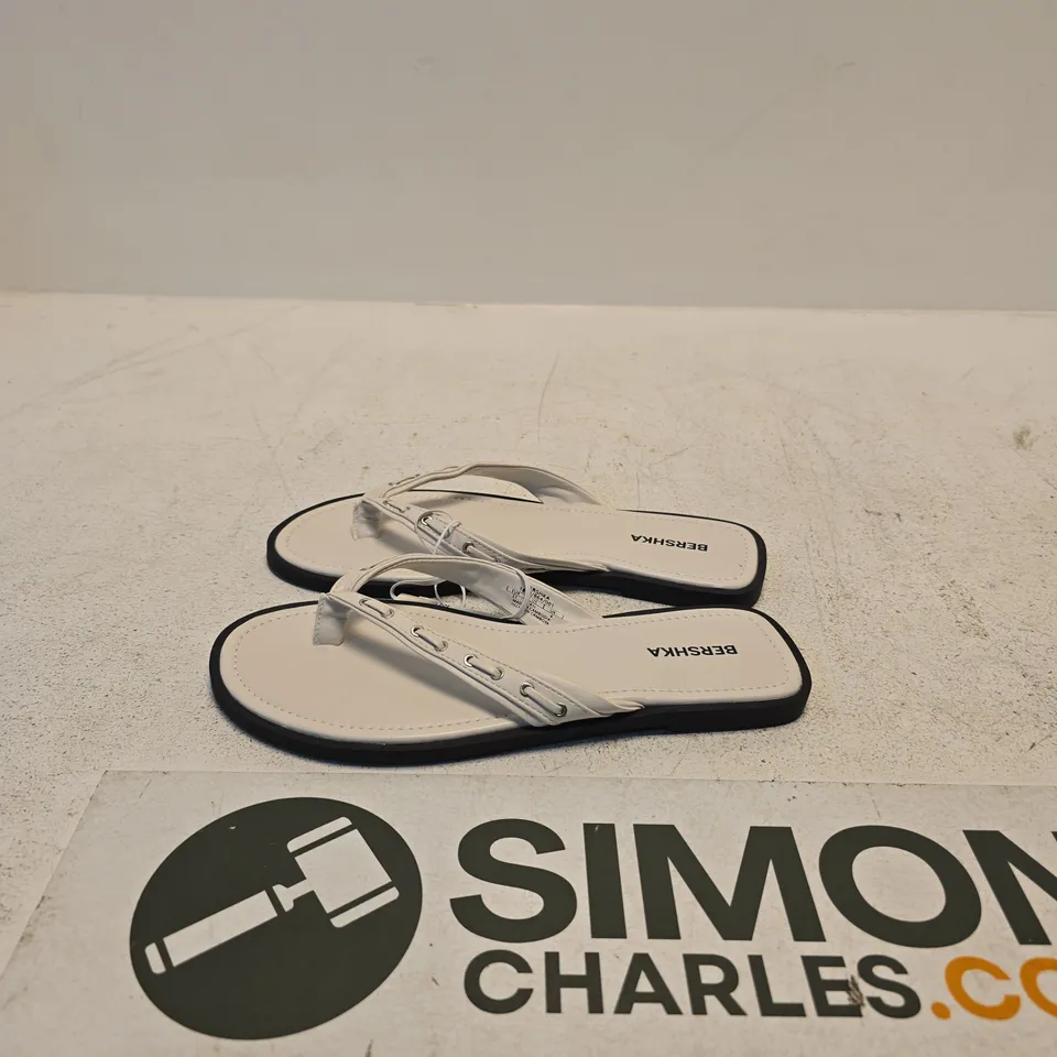 BERSHKA WHITE THONG SANDALS – UK 4