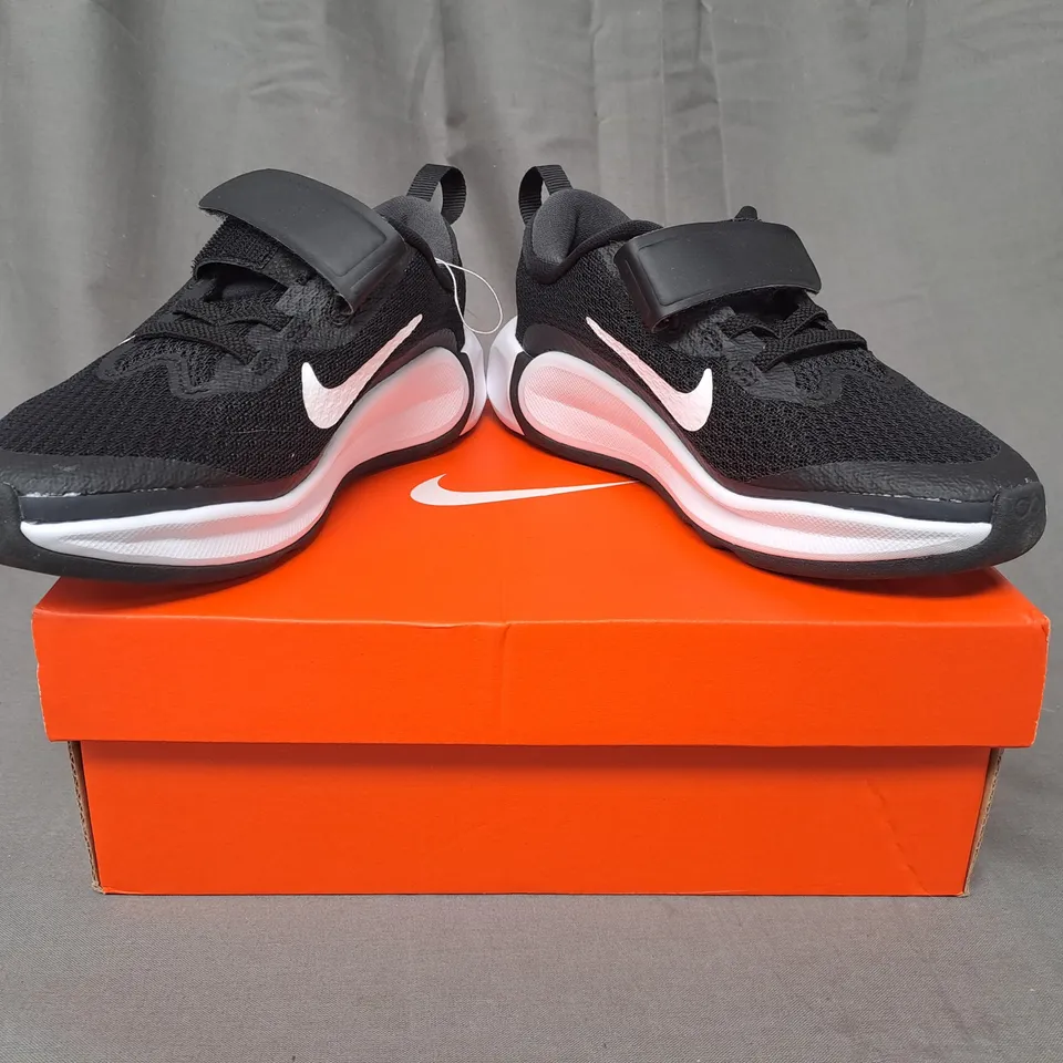 BOXED PAIR OF NIKE INFINITY FLOW KIDS SHOES IN BLACK/WHITE UK SIZE 12