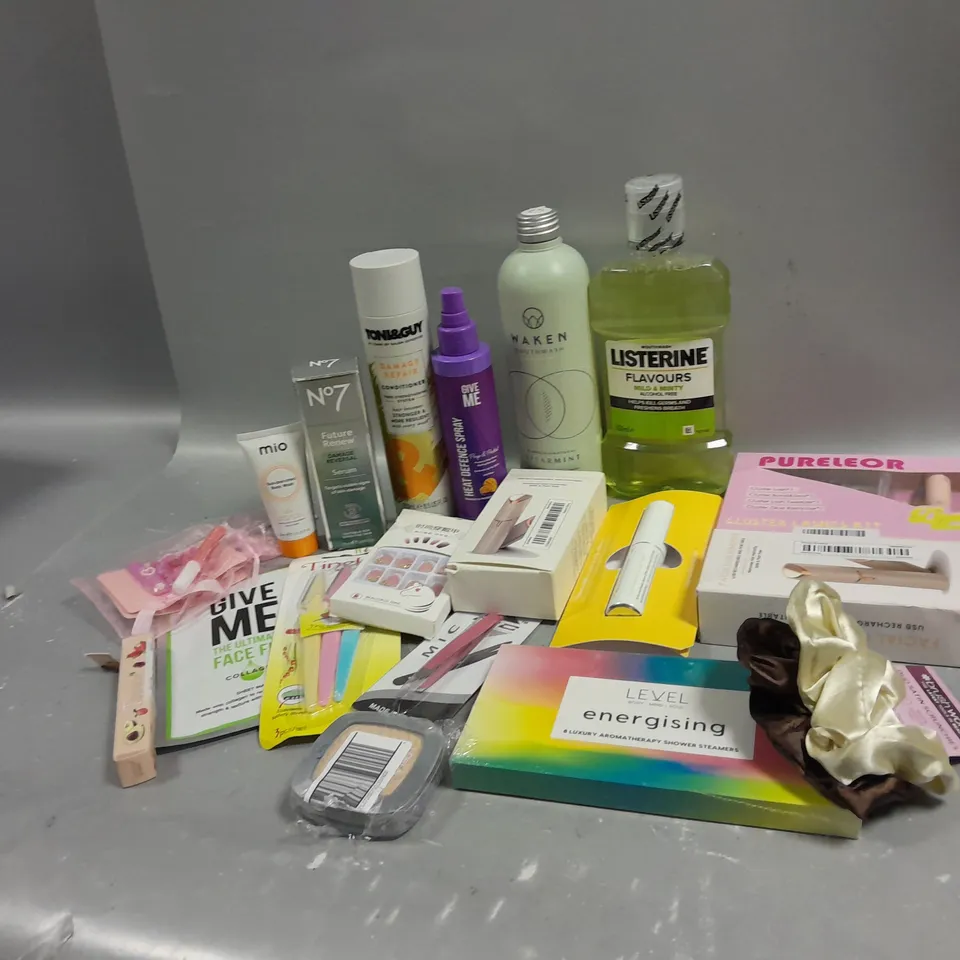 BOX OF APPROXIMATELY 15 COSMETIC ITEMS TO INCLUDE TONI&GUY CONDITIONER, MOUTHWASH, BODY WASH, ETC
