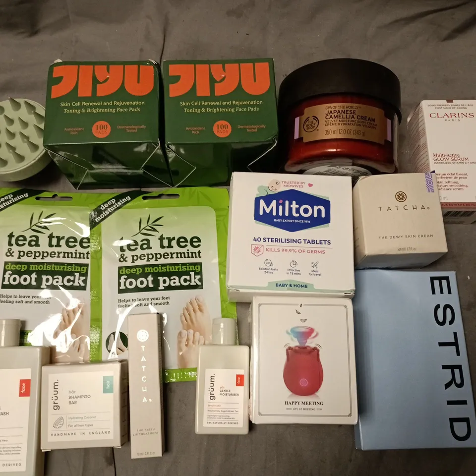 LOT OF APPROXIMATELY 25 ASSORTED HEALTH AND BEAUTY ITEMS TO INCLUDE JAPANESE CAMELLIA CREAM, TEA TREE FOOTPACKS AND GRUM FACE WASH