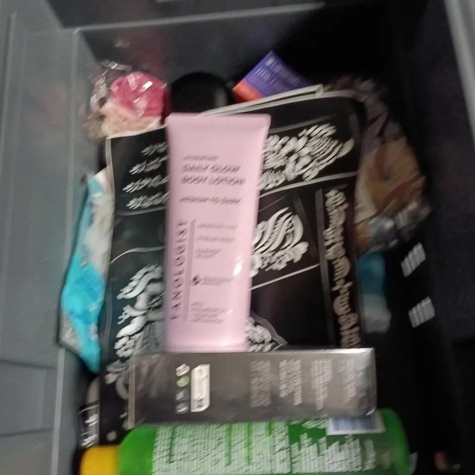 APPROXIMATEY 20 ASSORTED HEALTH AND BEAUTY PRODUCTS TO INCLUDE - BALNEUM BATH ADDITIVE - UPCIRCLE COTTON BUDS AND AUSSIE 3 MINUTE MIRACLE