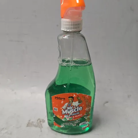 TOTE OF APPROXIMATELY 10 MR MUSCLE STREAK FREE GLASS CLEANER 