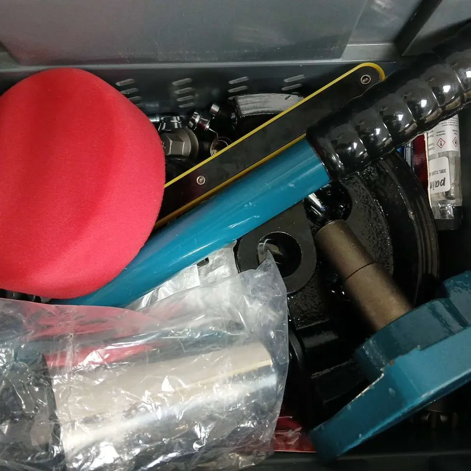 APPROXIMATELY 10 ASSORTED VEHICLE PARTS & ACCESORIES TO INCLUDE EXHAUST TIP, BULLET CONNECTORS, SOCKETS, ETC