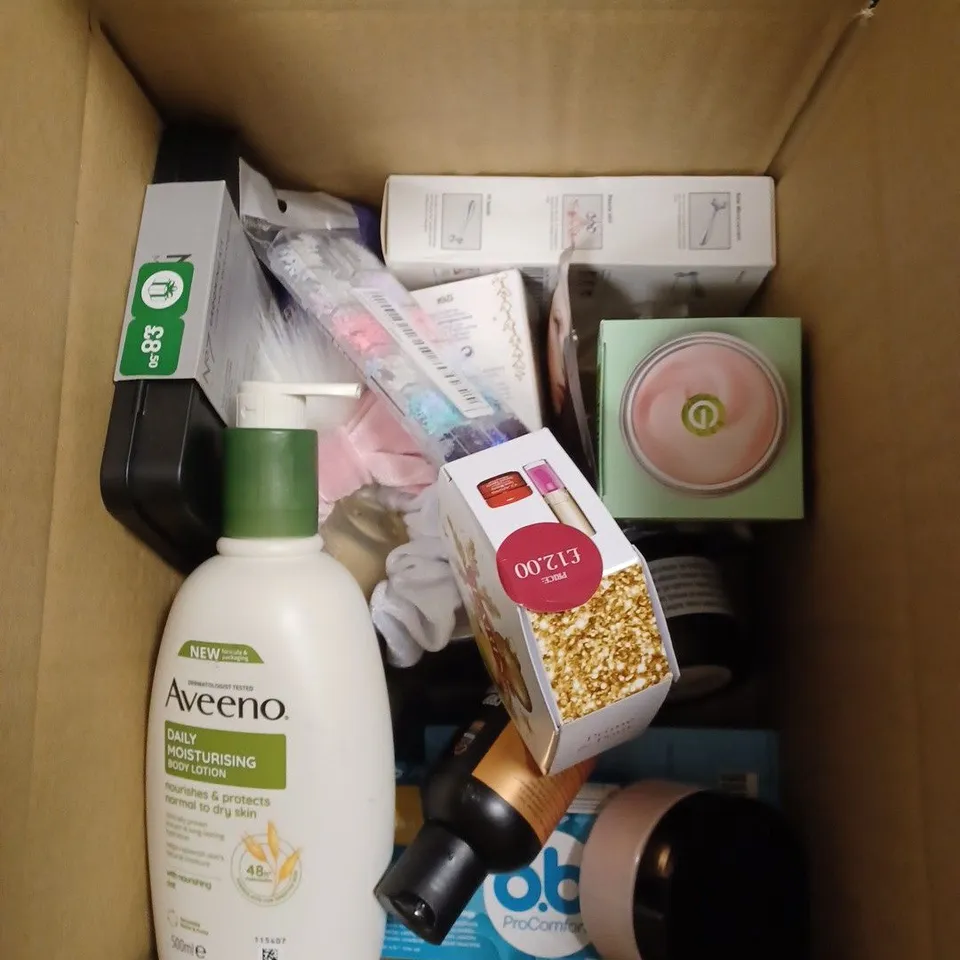 BOX OF APPROXIMATELY 15 ASSORTED COSMETIC ITEMS TO INCLUDE NO7 GROOMING KIT, CLARINS SET, AVEENO MOISTURISER ETC