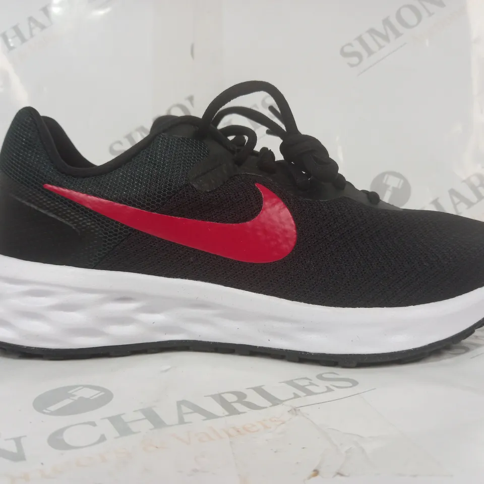 PAIR OF NIKE TRAINERS IN BLACK/RED UK SIZE 5.5