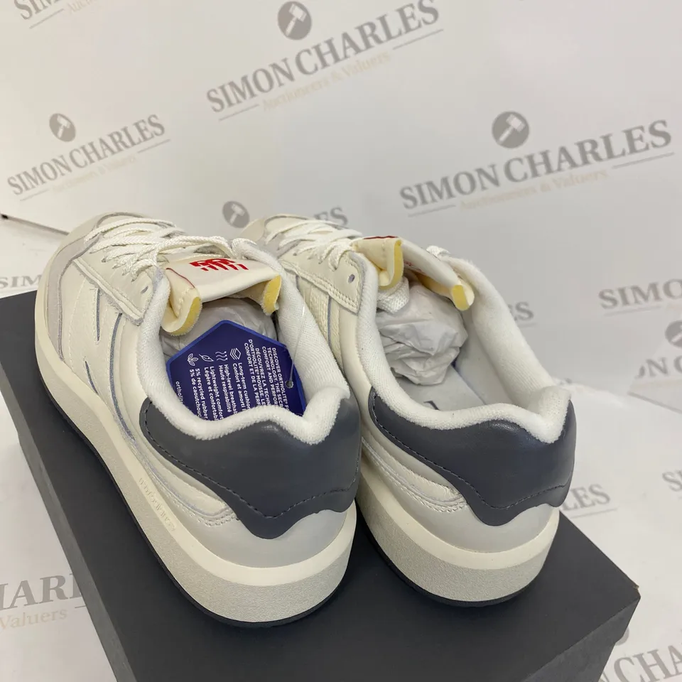 BOXED PAIR OF NEW BALANCE CREAM TRAINERS SIZE 5 