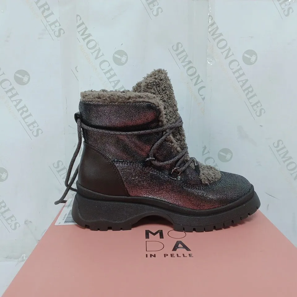 BOXED PAIR OF MODA IN PELLE ZERMATT BOOTS IN BROWN SIZE 4 