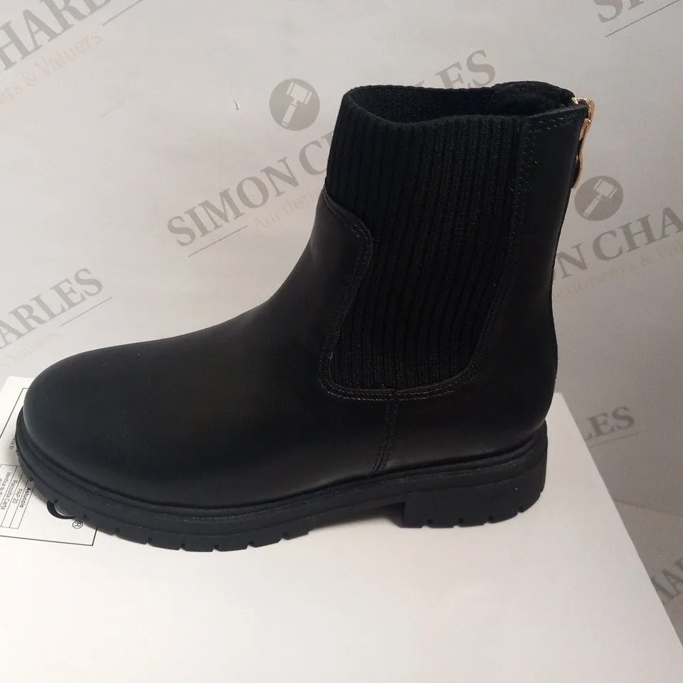BOXED B230208115208 BOOTS SIZE EUR34