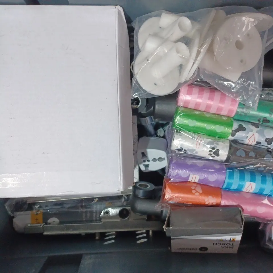 APPROXIMATELY 10 ASSORTED HOUSEHOLD ITEMS TO INCLUDE NEILSEN EAR TYPE CV JOINT BOOT CLAMP PLIERS, MUSHIE SILICONE SPOON PAIR, ELBOW GREASE POWER CLOTHS ETC