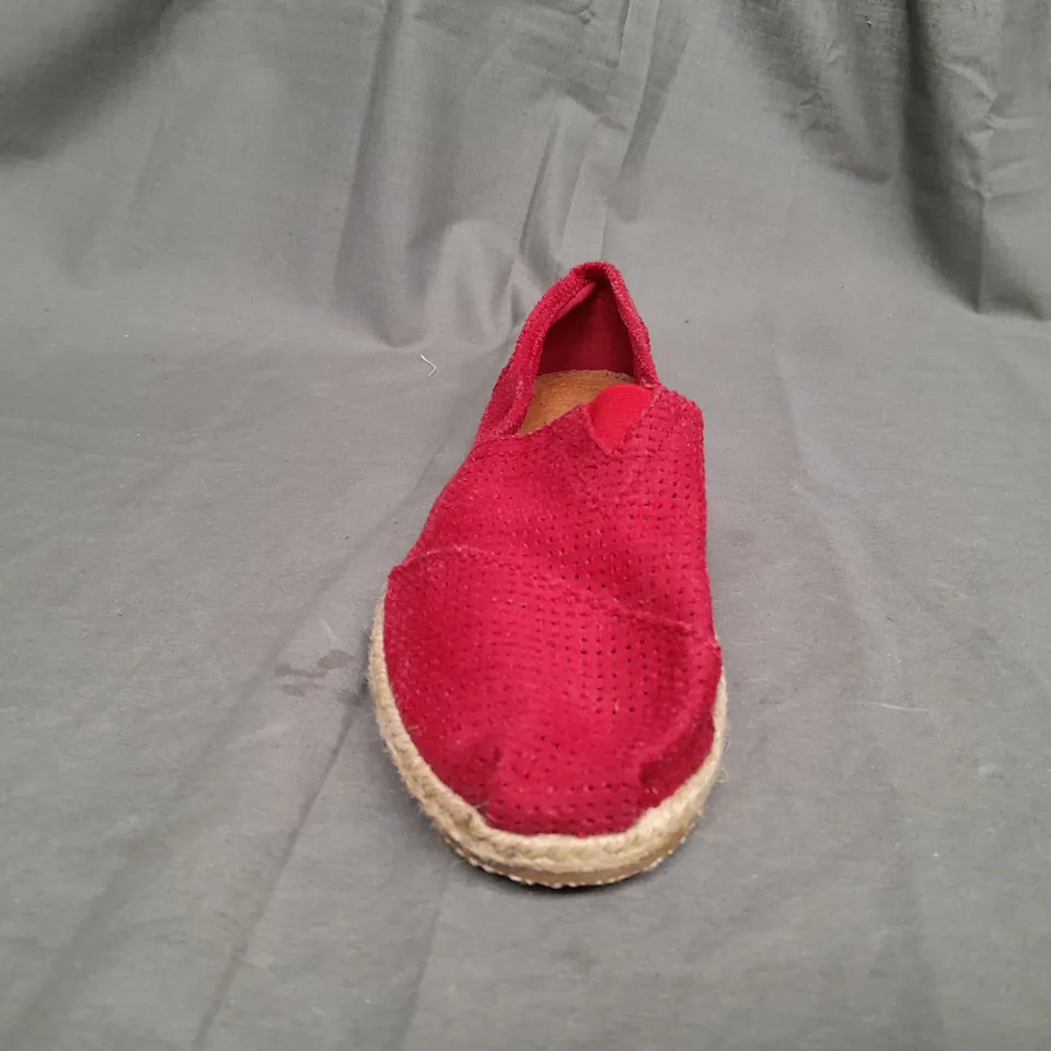 BOX OF APPROX 36 UNBRANDED RED SLIP ON SANDALS - SIZE 7
