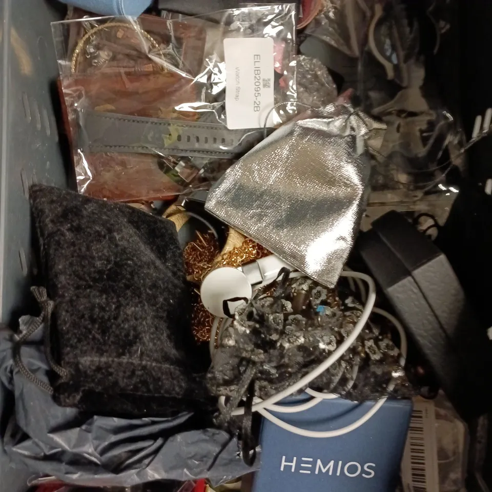 APPROXIMATELY 15 ASSORTED JEWELLERY PRODUCTS TO INCLUDE EARRINGS, WATCH, BRACELETS ETC 