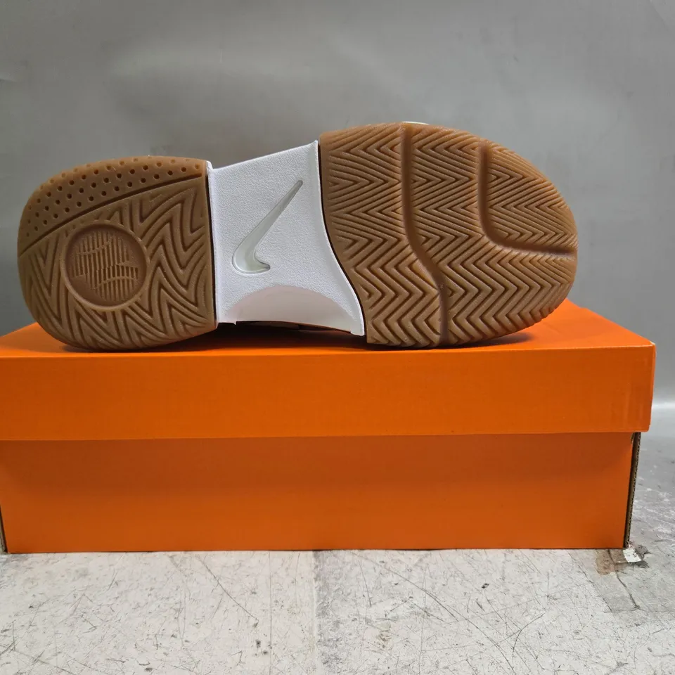BOXED PAIR OF NIKE COURT LITE 4 SHOES IN WHITE/BLUE SIZE UK 5.5