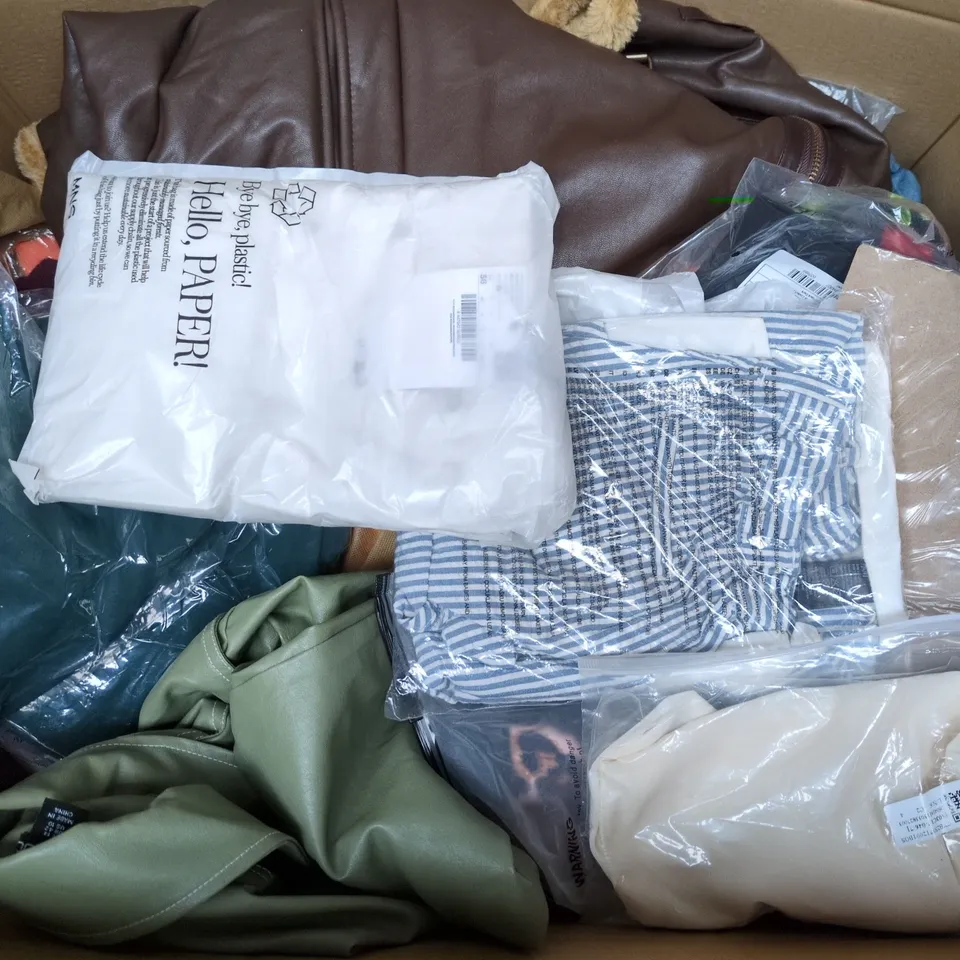 APPROXIMATELY 30 ASSORTED CLOTHING ITEMS IN VARIOUS SIZES, STYLES & COLOURS TO INCLUDE BRANDS SUCH AS MNG, H&M, RO&ZO, ETC - COLLECTION ONLY