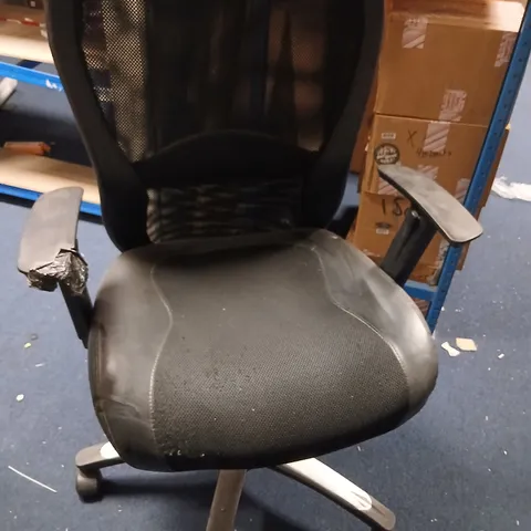 CAGE OF ASSORTED PRODUCTS TO INCLUDE: BLACK MESH-BACK OFFICE CHAIR WITH DAMAGED ARMREST; BOXED TV WALL MOUNT/STAND