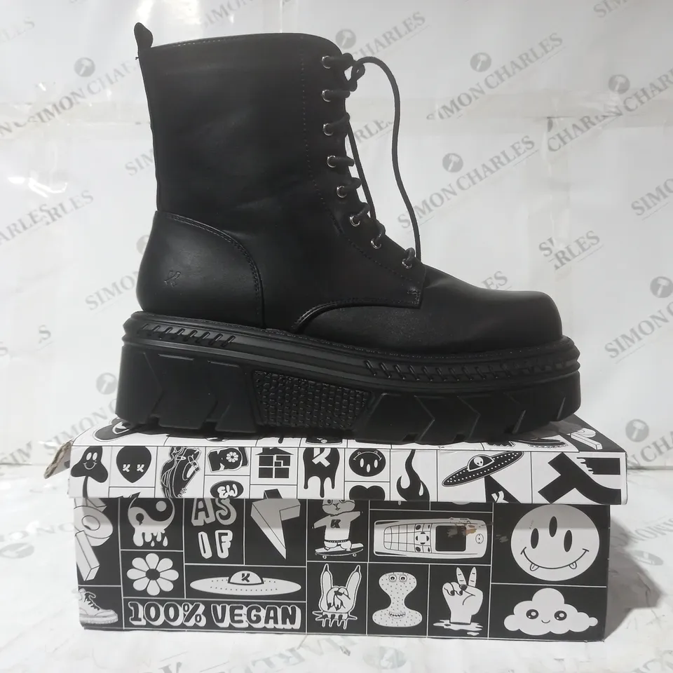 BRAND NEW BOXED PAIR OF KOI VEGAN LEATHER TALWAR CHUNKY STOMPER BOOTS IN BLACK UK SIZE 9