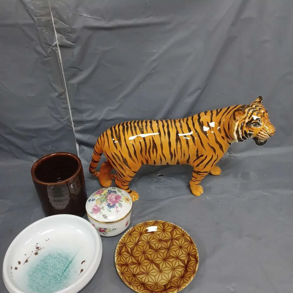 APPROXIMATELY 15 KITCHENWARE ITEMS TO INCLUDE MUGS, SMALL PLATES AND A TIGER STATUE