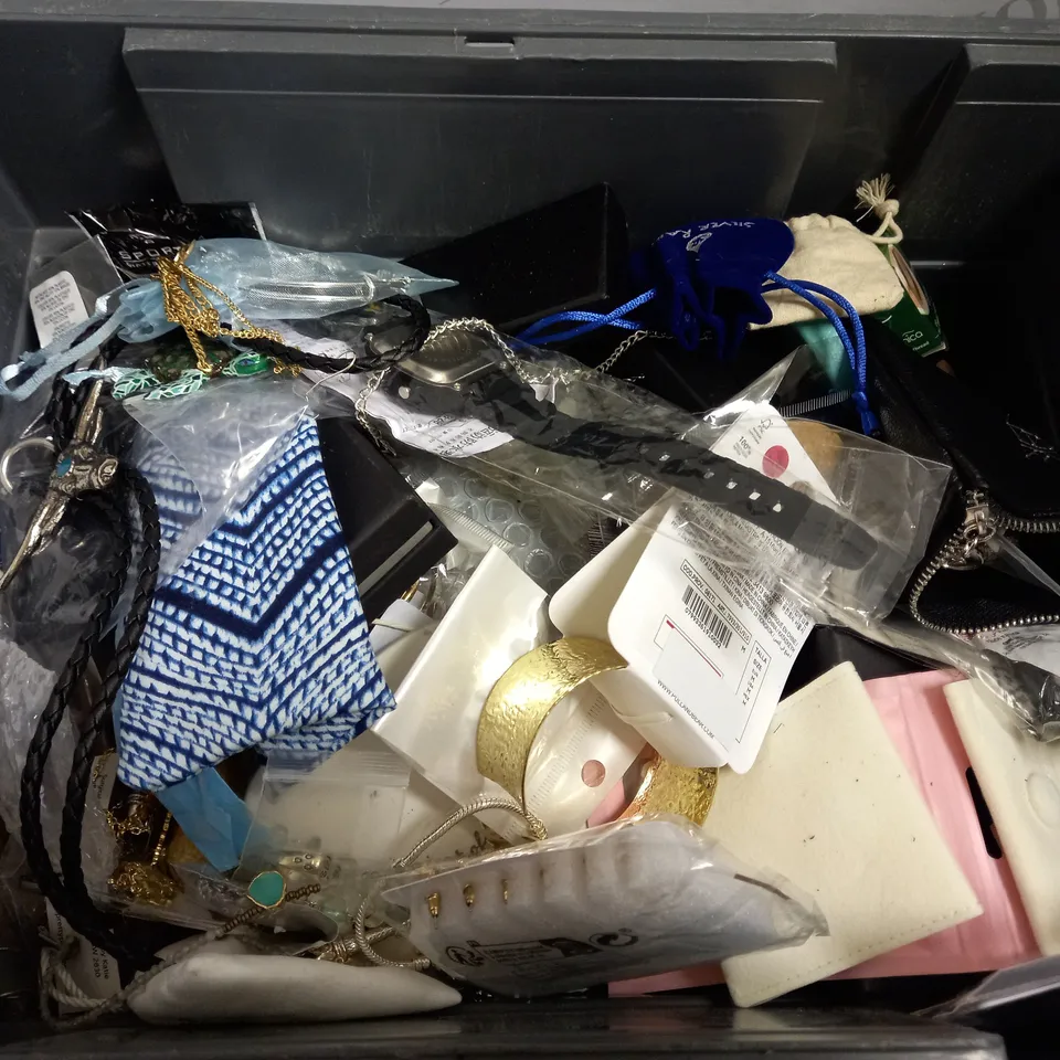 BOX OF APPROX 20 ASSORTED COSTUME JEWELLERY ITEMS INCLUDING NECKLACES, BRACELETS AND RINGS