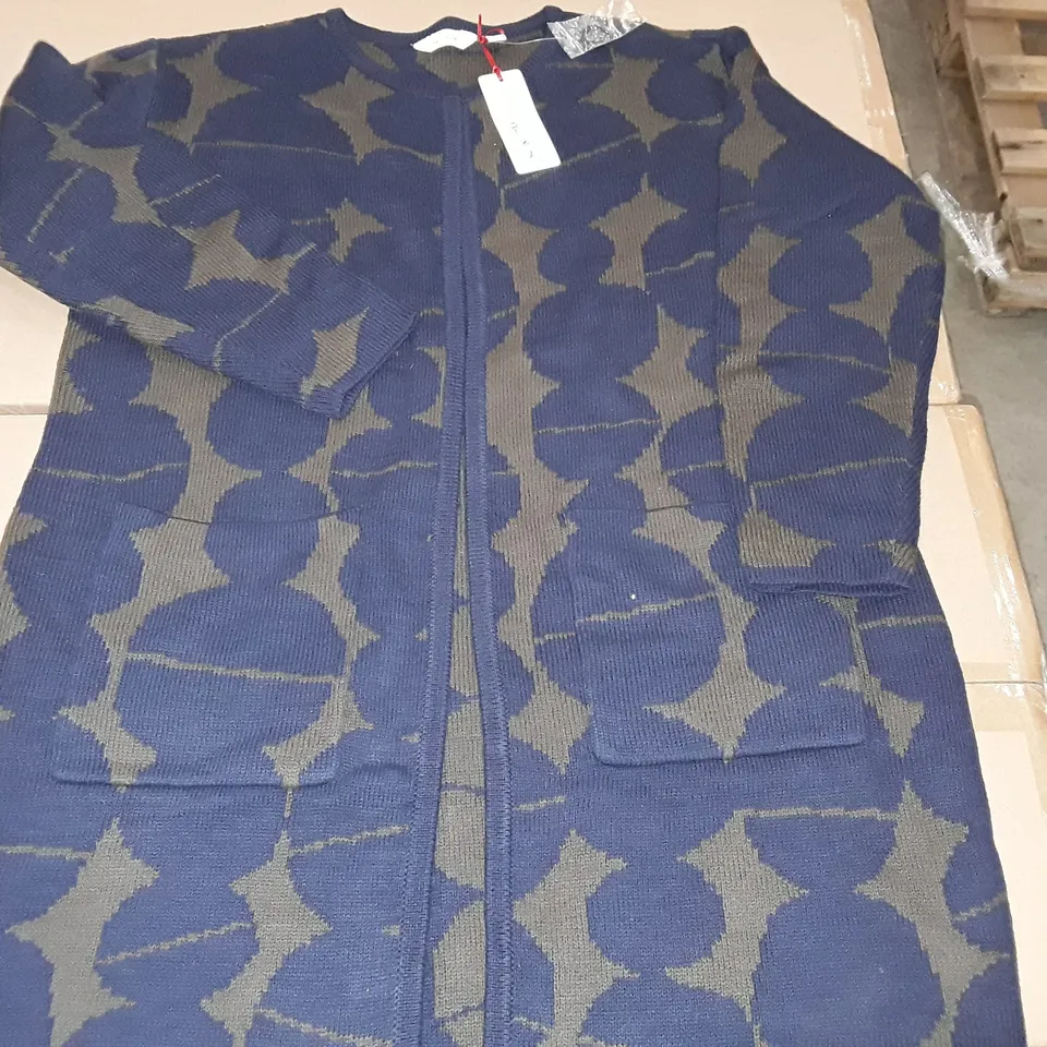 LOT OF APPROXIMATELY 9 BAGGED AS NEW BDL JACQUARD CARDIGANS IN CHOC/NAVY - ALL SIZE MED