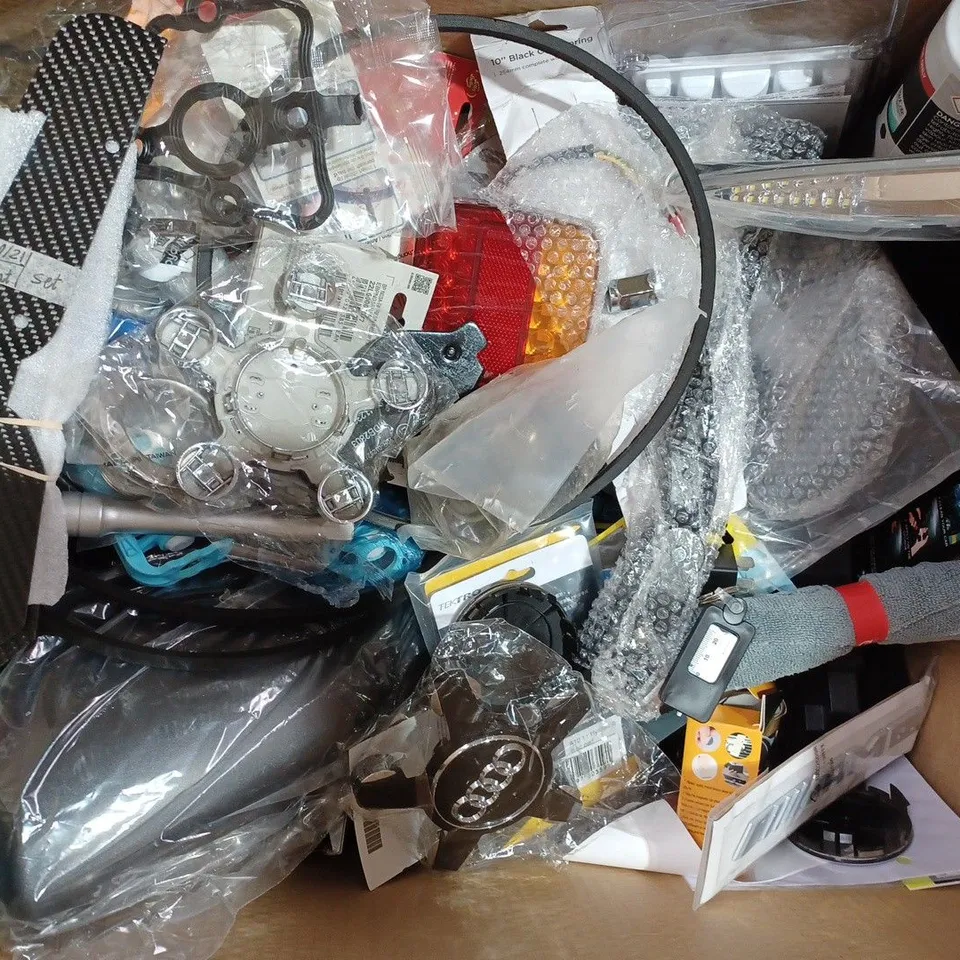 BOX OF APPROXIMATELY 20 ASSORTED CAR AND VEHICLE PARTS TO INCLUDE LITTLE TREES WILD CHERRY AIR FRESHENER, HYDROPHOBIC COAT, RAYHONG AUTOMOTIVE PAINT PEN, ETC