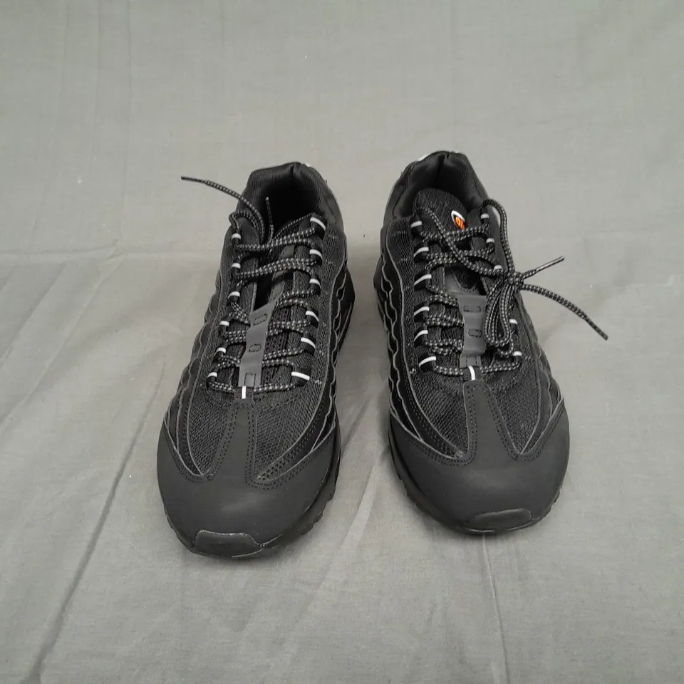 UNBOXED PAIR OF NIKE AIRMAX 95 SNEAKER BLACK/ORANGE SIZE UK 9 