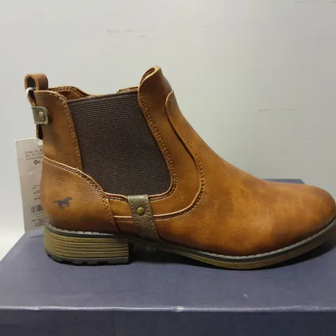 BOXED MUSTANG MCREADYS BOOTS IN BROWN - SIZE GR 38