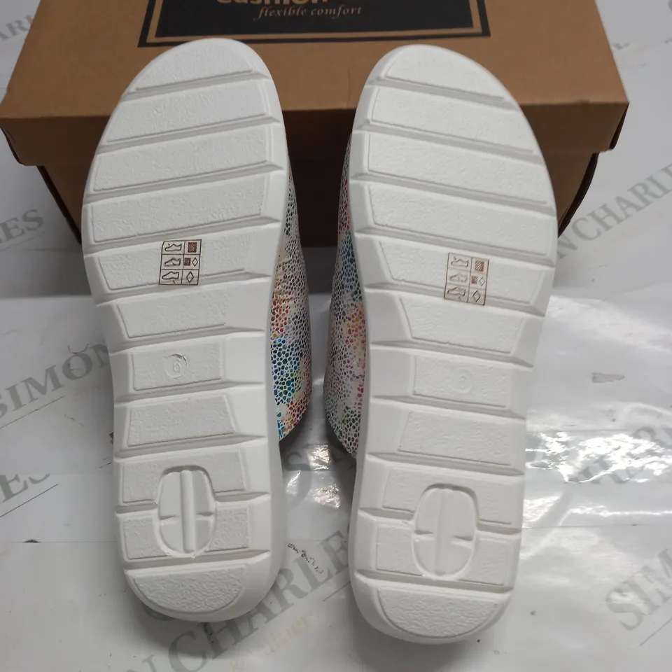 BOXED PAIR OF CUSHION WALK WHITE SANDALS - SIZE 6