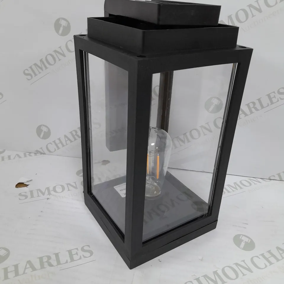 OUTDOOR LANTERN IN BLACK 