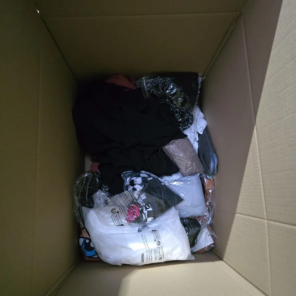 BOX OF APPROXIMATELY 20 CLOTHING ITEMS INCLUDING: BLACK TSHIRT WITH GRAPHIC, BLACK HAT AND GREY SHIRT WITH GRAPHIC